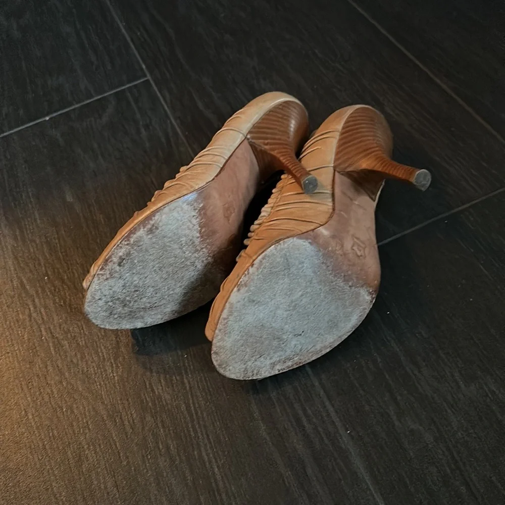 Camel Scrunched Leather heals